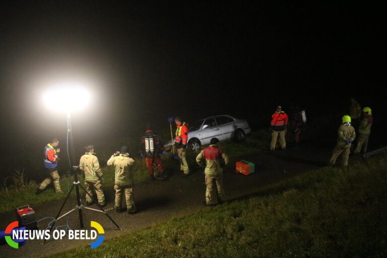 Auto raakt van dijk, brandweer doorzoekt sloot Biertsedijk Simonshaven