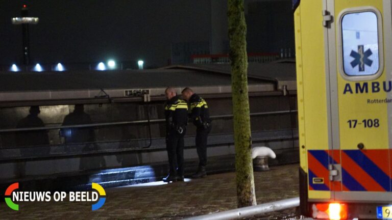 Vrouw valt tussen wal en schip Maashavenkade Rotterdam