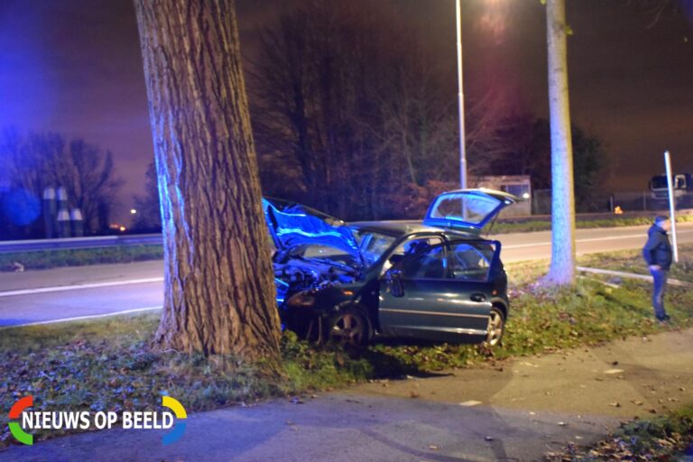 Inzittende auto gewond na botsing met boom Nieuwe Gouwe O.Z Gouda