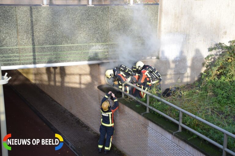 Brand in afval onder spoorviaduct Spoorstraat Gouda