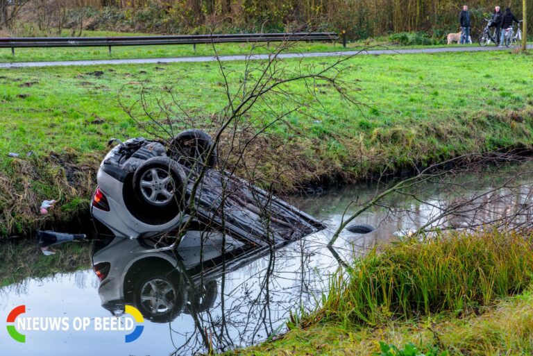 Auto te water geraakt Maeterlinckweg Rotterdam