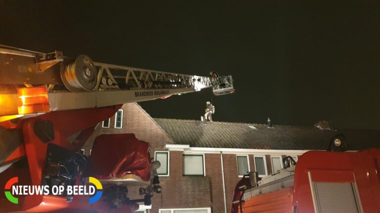 Brandweer veegt schoorsteen na brand Karekietstraat Gouda