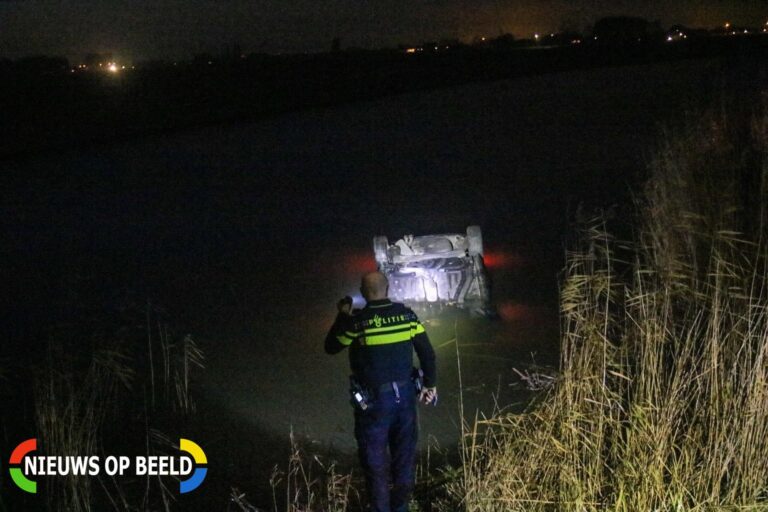 Personenauto slaat over de kop en belandt in sloot na inhaalactie Scheijdelveweg Zuidland