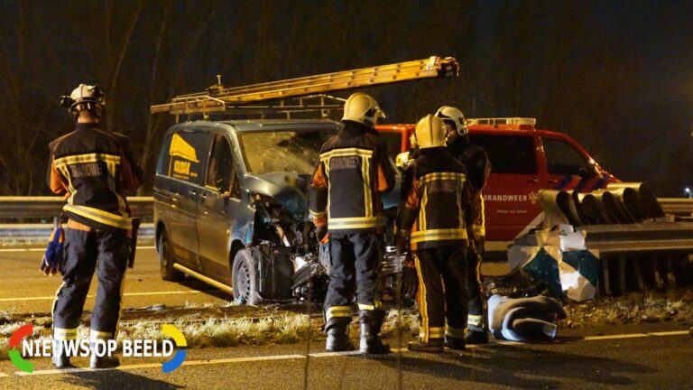 Bestelbus ramt vangrail op puntstuk; bestuurder vlucht N11 Bodegraven