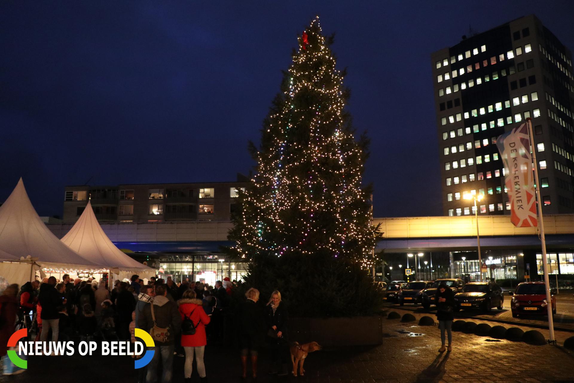 Burgemeesters ontsteken kerstverlichting van kerstboom Stadsplein