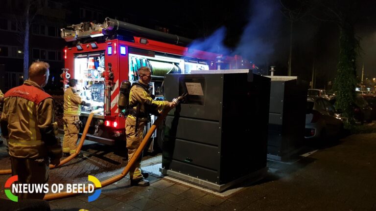 Brandweer blust brand in container Gandhilaan Delft