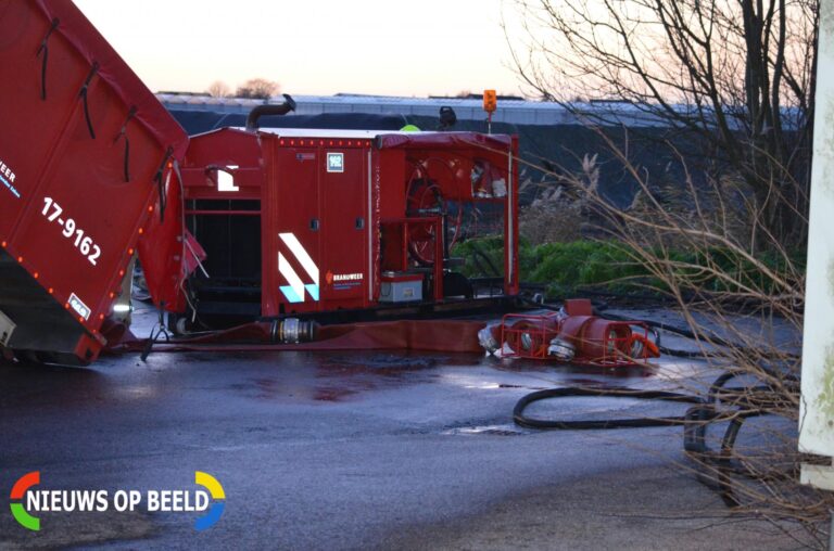 Brand in composthoop lastig te blussen Hoeksekade Bergschenhoek