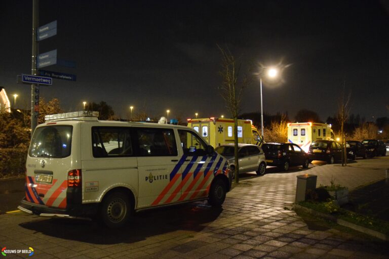 Hulpdiensten massaal aanwezig in woning na onwelwordingen Vermaetweg Pernis