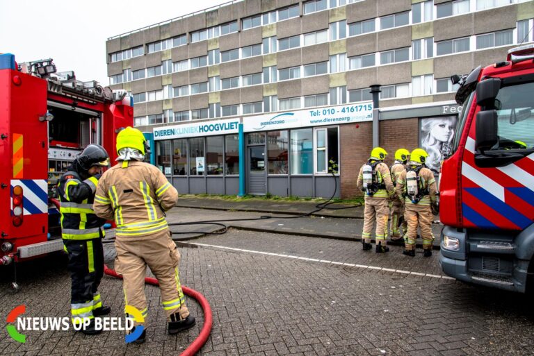 Pand Dierenkliniek Hoogvliet vol rook na brand Hoogvlietsedijk Hoogvliet Rotterdam