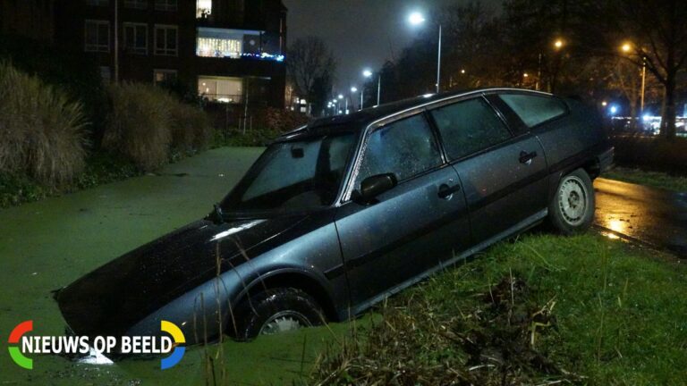 Personenauto belandt in sloot Achterwillenseweg Gouda