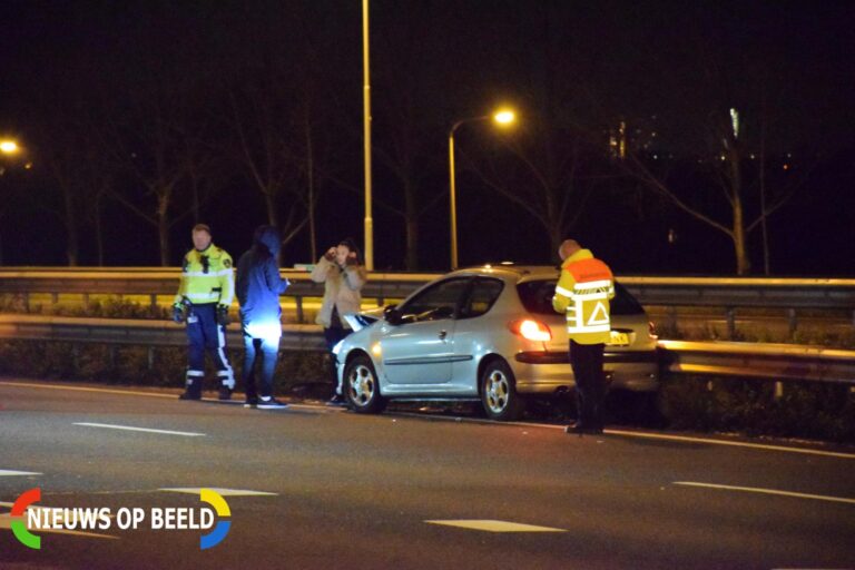 Auto belandt in vangrail Rijksweg A20 Moordrecht