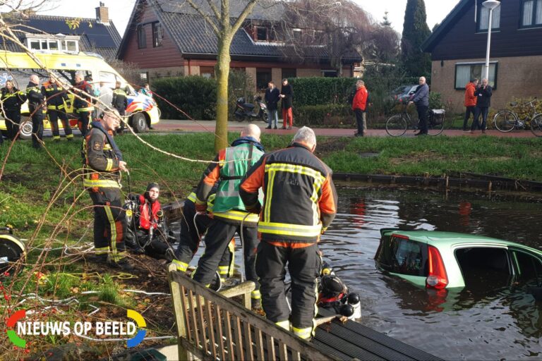 Brandweer haalt vrouw uit te water geraakte auto in Reeuwijk