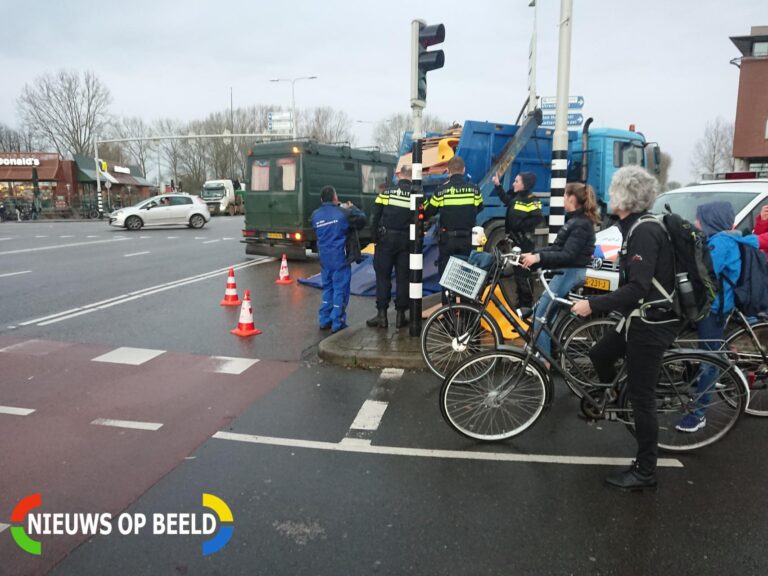 Vrachtwagen verliest lading vuilcontainer Nieuwe Gouwe O.Z Gouda