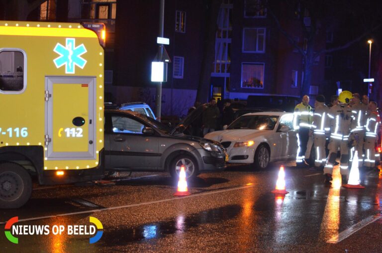 Brandweer bevrijdt slachtoffer uit auto Franselaan Rotterdam