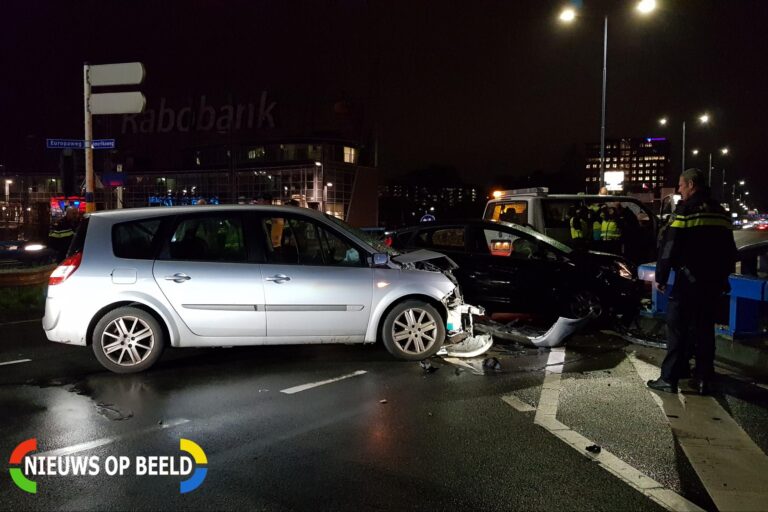 Enorme schade bij aanrijding tussen twee auto’s Amerikaweg Zoetermeer