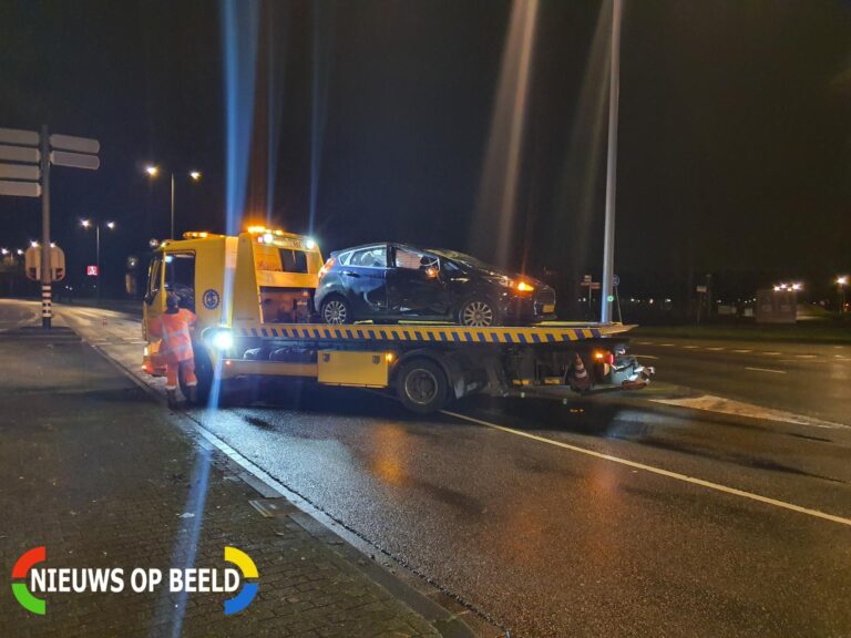 Auto over de kop bij aanrijding Zuiderparkweg Rotterdam