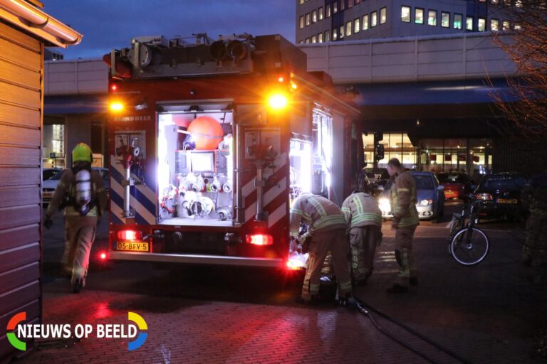 Stuk rietkraag vliegt in brand Rivierweg Capelle aan den IJssel