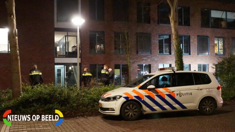 Politie doorzoekt school na melding verdachte situatie Van Vollenhovekade Leiden