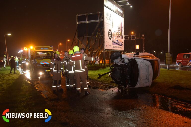 3 gewonden na flinke aanrijding met meerdere autos Groene Kruisweg Spijkenisse