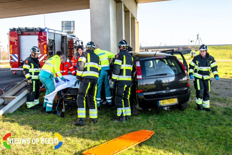 Automobilist zwaargewond na crash tegen pijler viaduct Vondelingenweg Hoogvliet Rotterdam