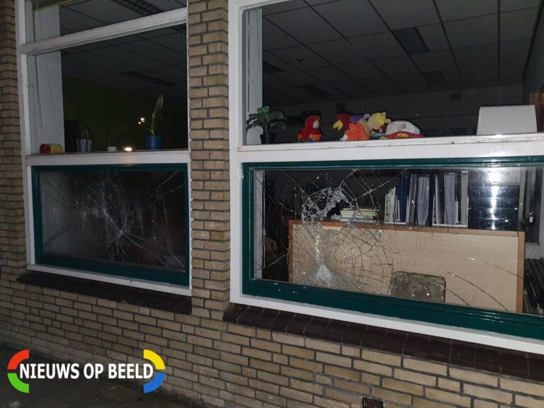 Vandalen slopen drie ruiten van schoolgebouw Fahrenheitstraat Schiedam