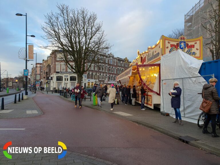 Topdrukte bij oliebollenkraam Richard Visser Vierambachtsstraat Rotterdam