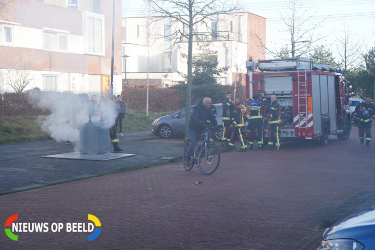 Brandweer blust containerbrand Menorcalaan Rotterdam