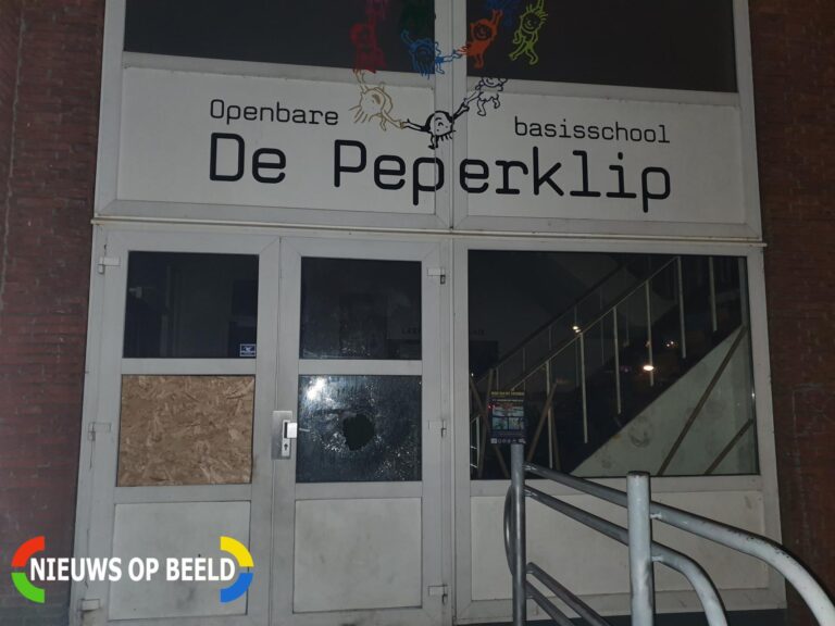 Wederom ruit vernield en vuurwerk naar binnen gegooid in basisschool De Paperclip Fahrenheitstraat Schiedam