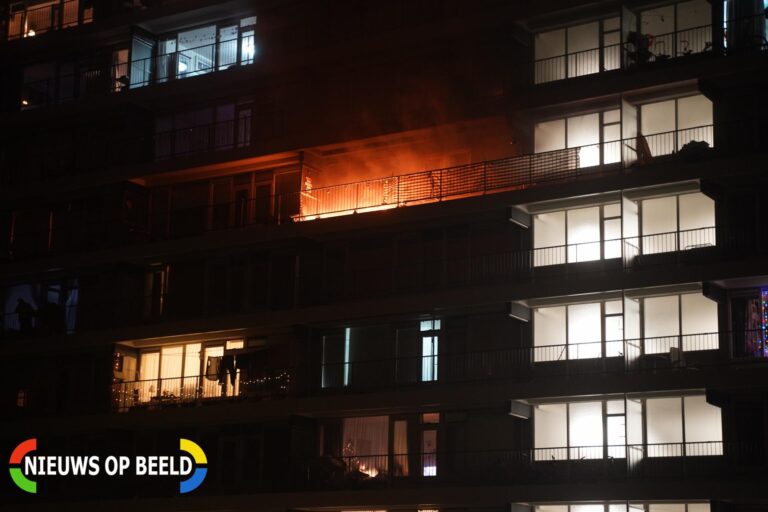 Uitslaande brand op balkon Huslystraat Rotterdam (video)