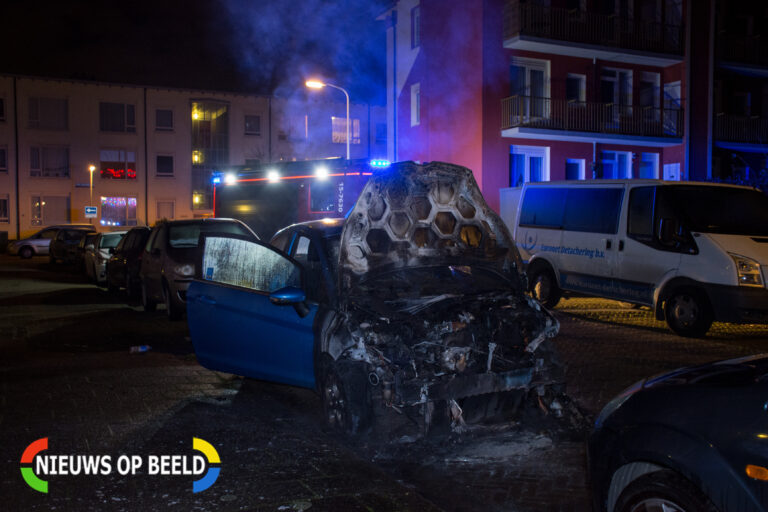 Auto zwaar beschadigd na brand in Den Haag