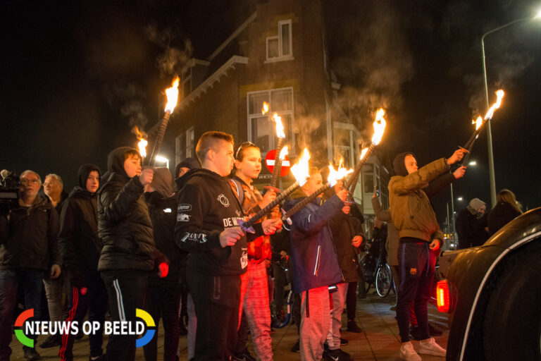 Honderden deelnemers bij fakkeltocht in Scheveningen