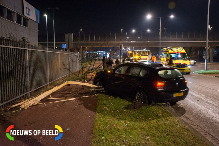 Auto belandt tegen boom na botsing met strooiwagen in Den Haag