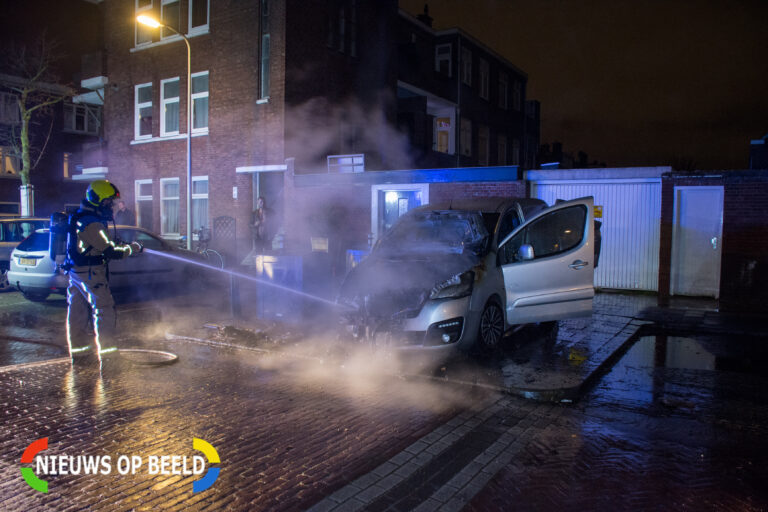 Bestelbus vermoedelijk in brand gestoken in Rosseelstraat Den Haag