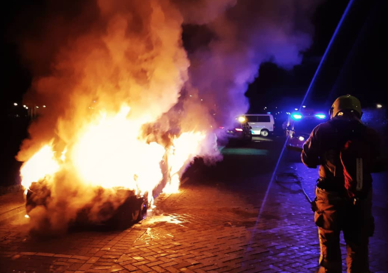 Auto in brand gestoken Herkingenstraat Rotterdam