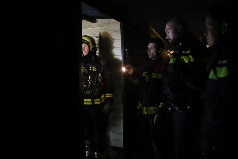 Bewoners blussen brand in schutting aan Volmolenhof in Gouda