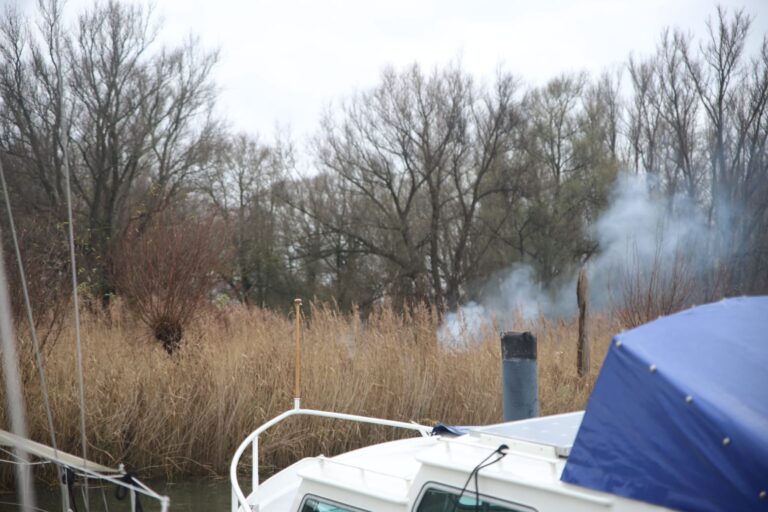 Boot in brand aan Lekdijk in Krimpen aan de Lek