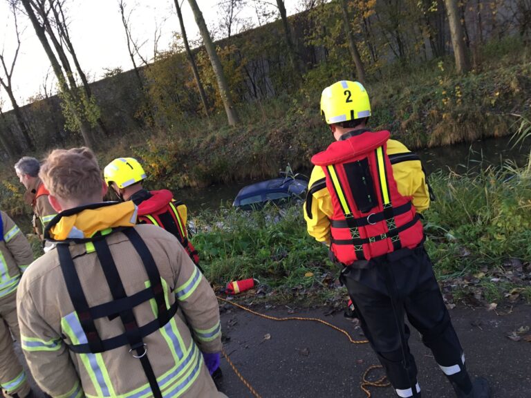 Vrouw op dak van auto na te water raken Hogeweg Ridderkerk