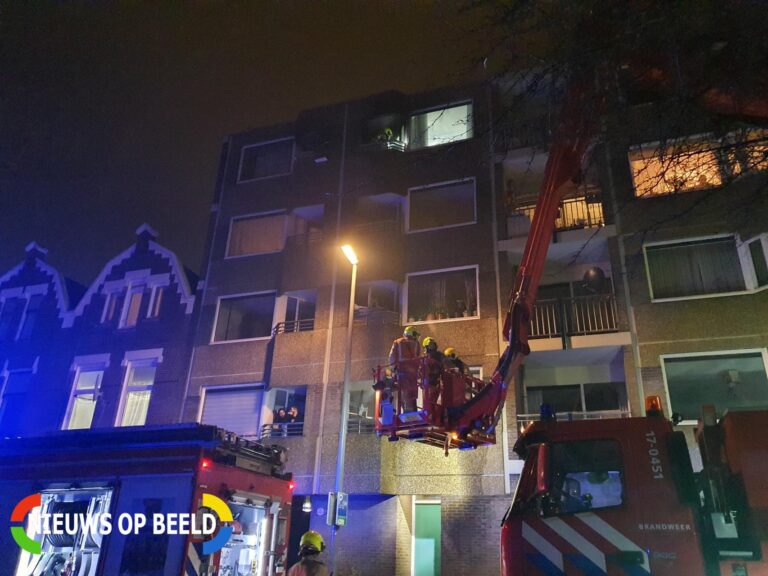 Brand op balkon van woning Van Oosterzeestraat Rotterdam (video)