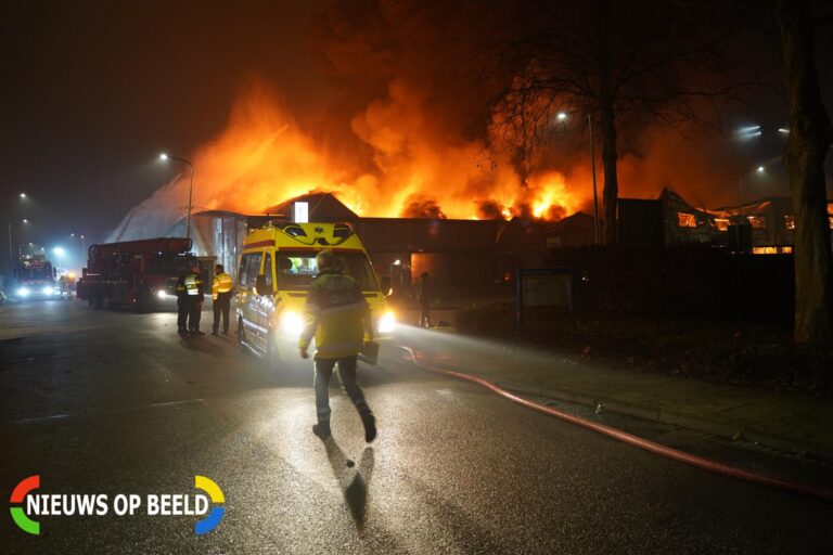 Uitslaande brand verwoest meerdere bedrijfspanden Industrieweg Zoetermeer (video)