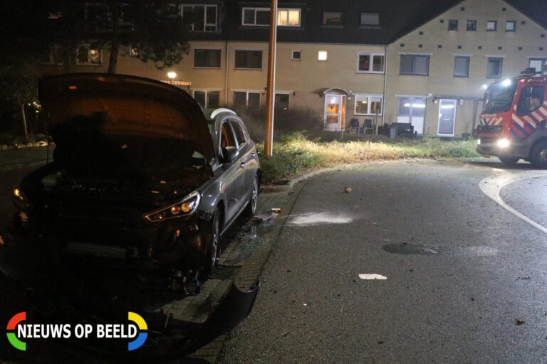 Voertuig beschadigd door vuurwerk Van Beethovenlaan Capelle aan den IJssel