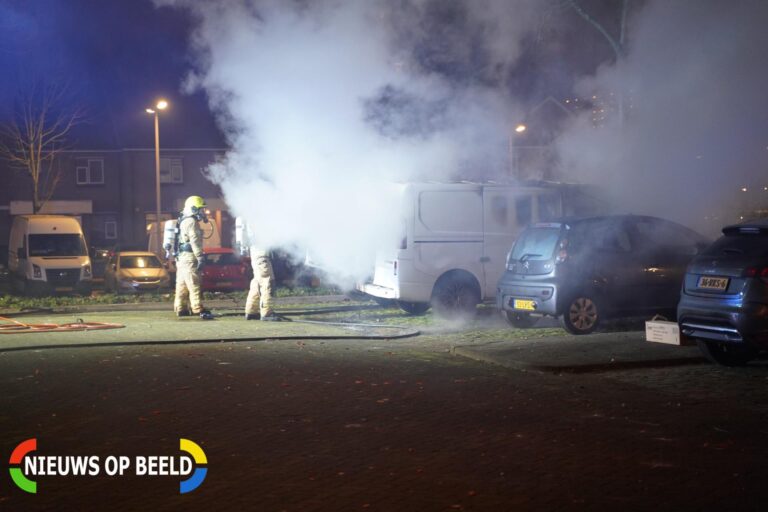 Meerdere auto’s vernield door brand Albert Schweitzerplaats Rotterdam (video)