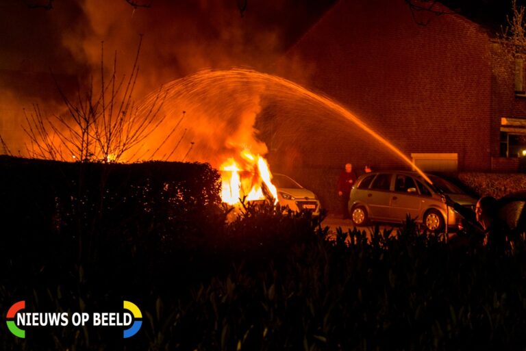 Auto verwoest na brandstichting Bongweg Hoogvliet Rotterdam