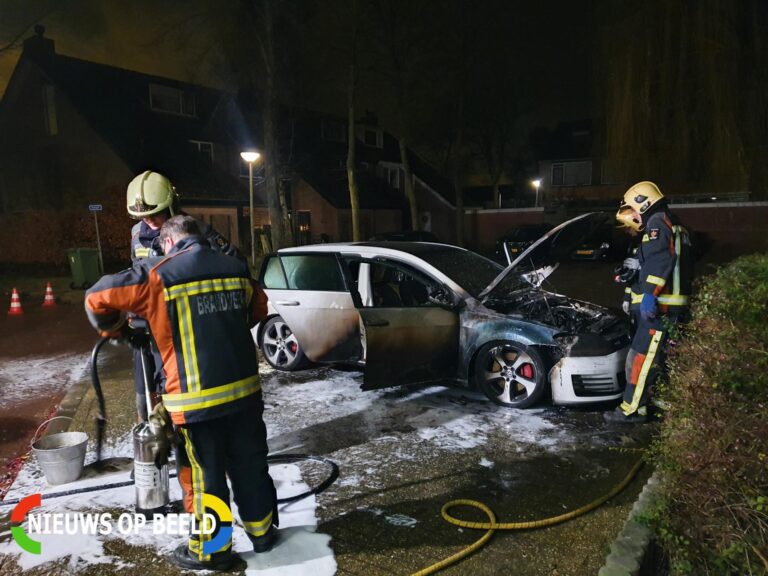 Auto verwoest door brand Doctor Albert Schweitzerlaan Benthuizen