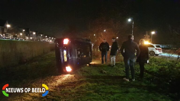 Automobilist verliest macht over het stuur en belandt met auto op de zijkant Olof Palmelaan Zoetermeer