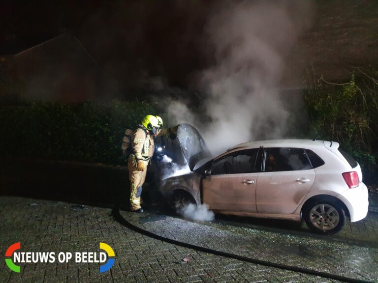 Auto verwoest door brand, politie doet onderzoek Van Alphenstraat Ridderkerk