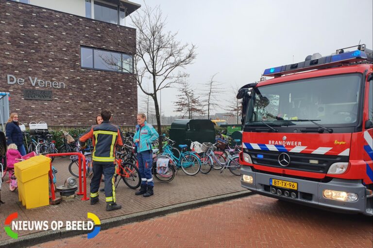 Meisje met voet klem tussen spaken van fiets Hooiweide Reeuwijk