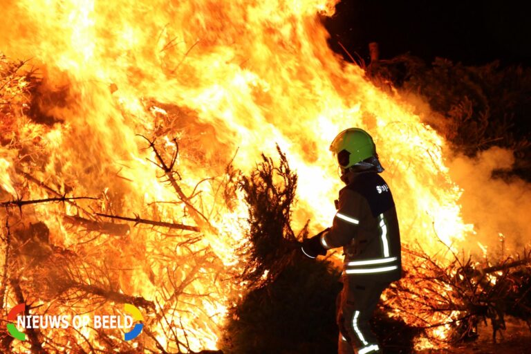 Jaarlijkse kerstboomverbranding ondersteund door de brandweer Zwanenkade Krimpen aan den IJssel