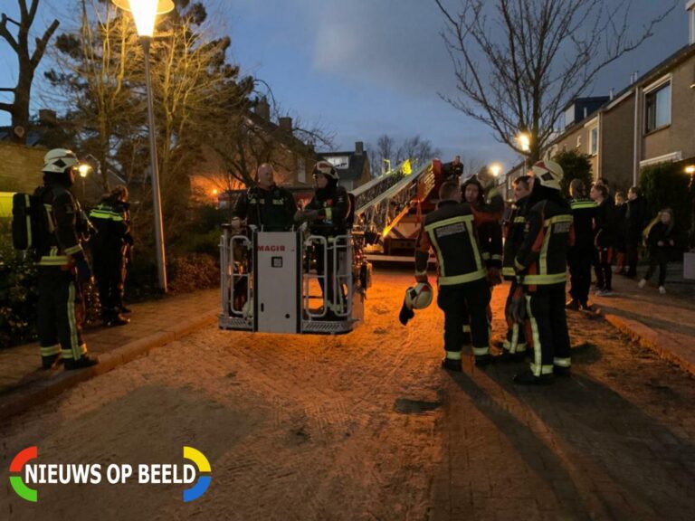 Brandweer controleert schoorsteenbrand met hoogwerker Hugo de Vriesstraat Boskoop