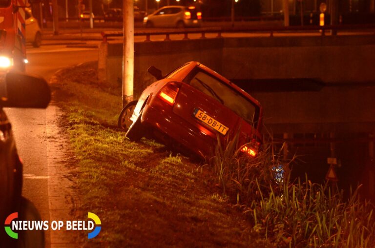 Personenauto belandt net niet in de sloot Grindweg Rotterdam