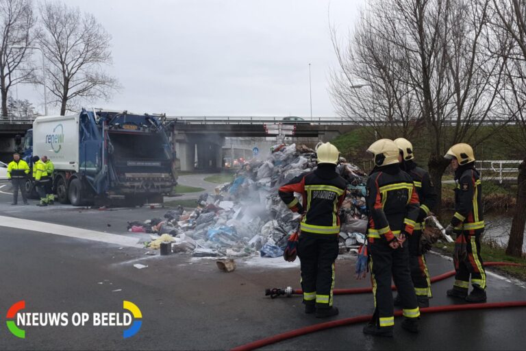 Vuilniswagen kiept smeulend afval op straat Nieuwdorperweg Reeuwijk